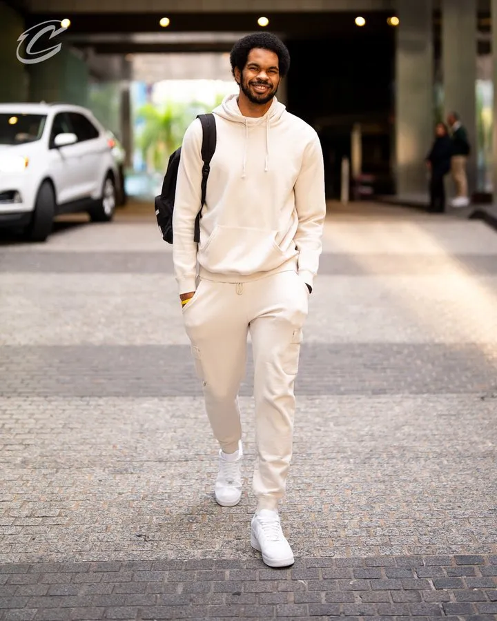 Positioning battle! The Cavaliers prepare to enter the arena.