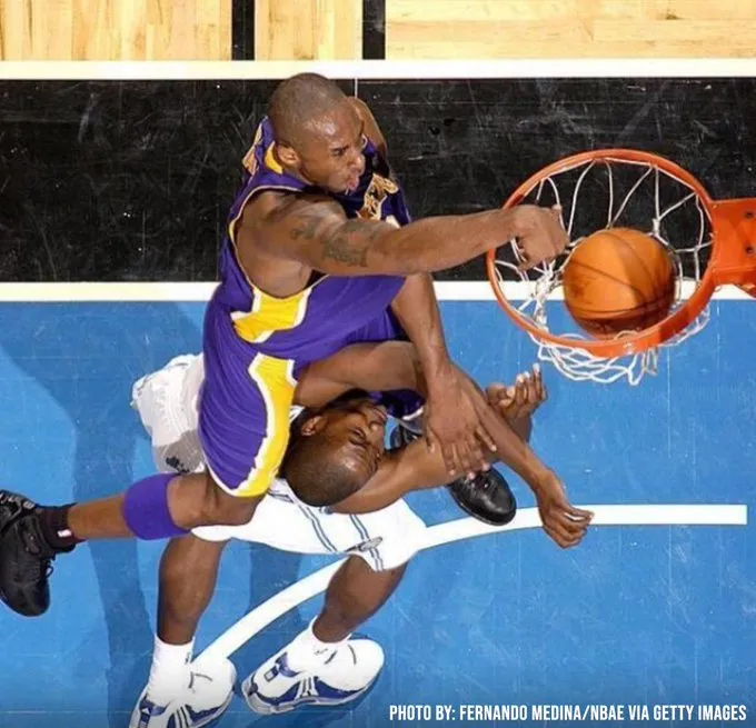 A magnificent dunk! 21 years ago today, Kobe and Howard...