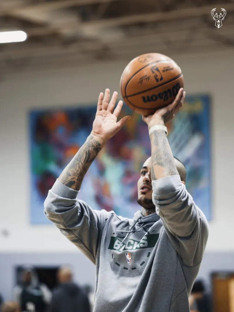 Playing on the road! Bucks warm up with a photo.