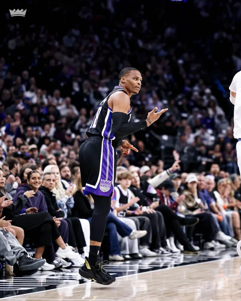 Kings official account: Let's wish Westbrook a happy birthday with an emoji!