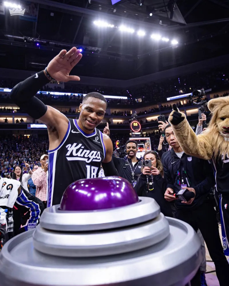 Kings official account: Let's wish Westbrook a happy birthday with an emoji!