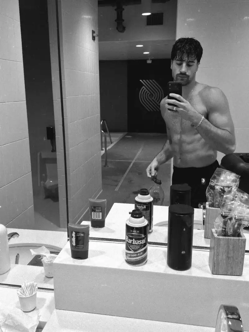 What's his physique like? Deni Avdia posts a recent photo.