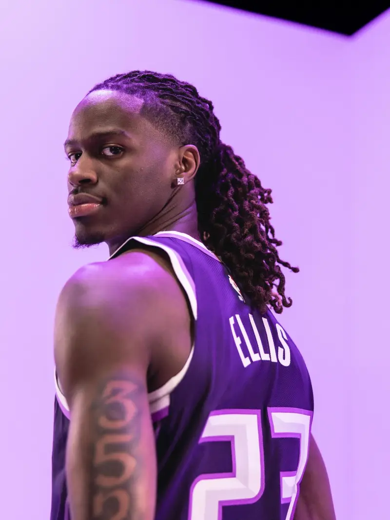 46.7% from three-point range! Keane Ellis shares his official outfit photo on Instagram with fans.