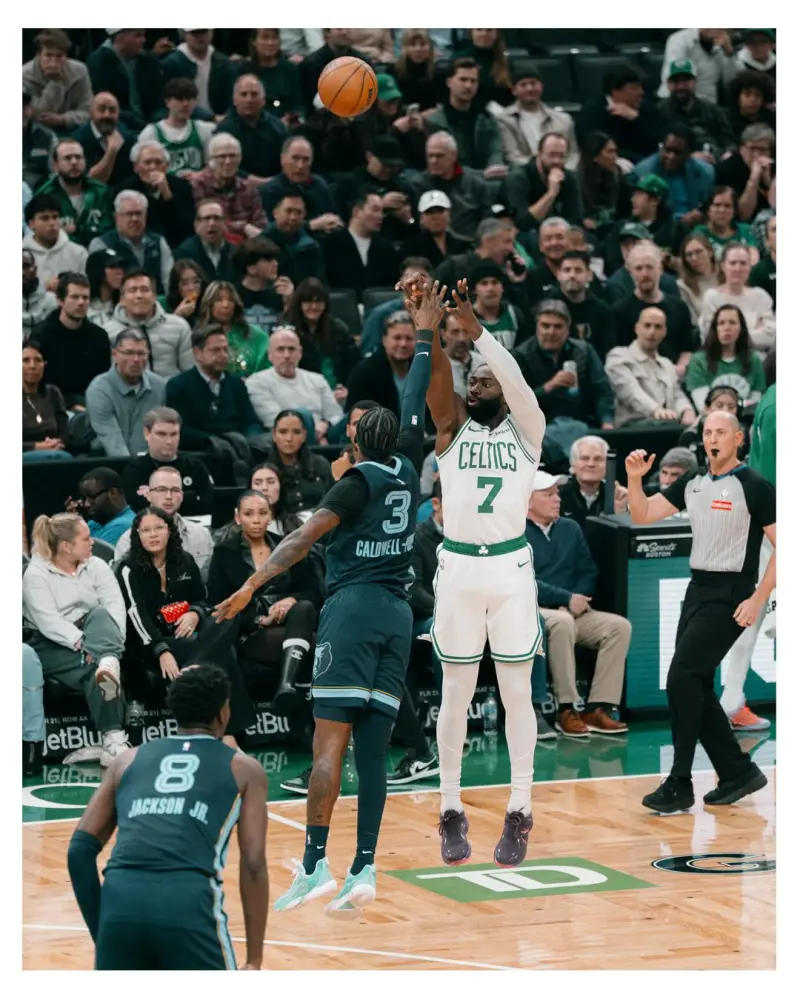 Leading the entire game! The Celtics' official account posted photos from yesterday's game to celebrate the team's resounding victory.