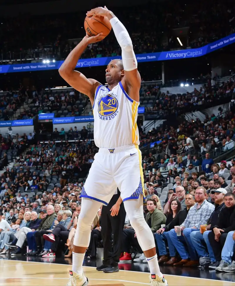 Jimmy Butler shared photos from yesterday's game on Instagram, showing him defeating a strong opponent.