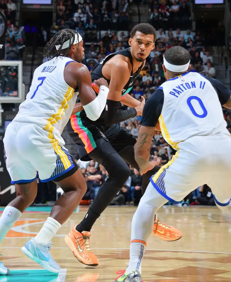 Jimmy Butler shared photos from yesterday's game on Instagram, showing him defeating a strong opponent.