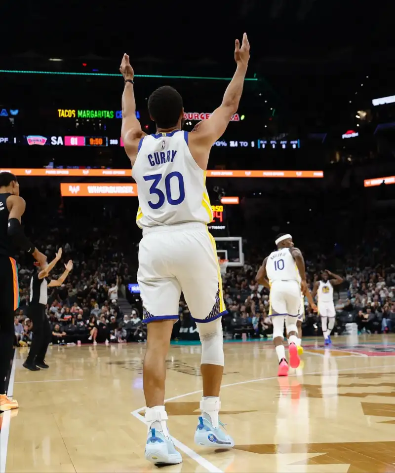 Jimmy Butler shared photos from yesterday's game on Instagram, showing him defeating a strong opponent.