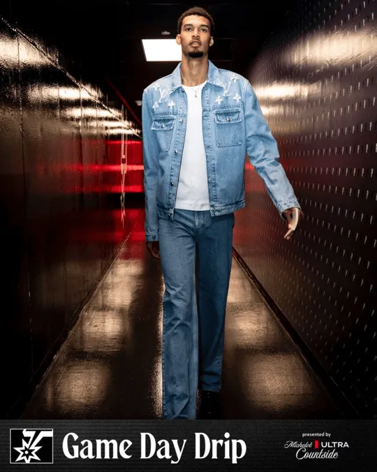 Facing the Warriors! Spurs official media posts photos of players entering the arena.