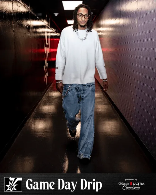 Facing the Warriors! Spurs official media posts photos of players entering the arena.