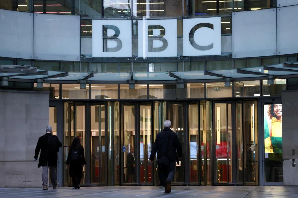 Trump insists on threatening to sue the BBC for a huge sum of money.