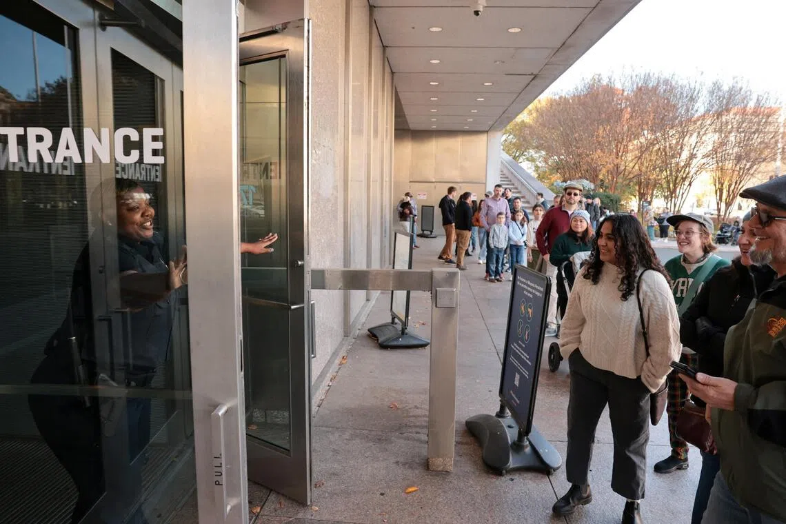 US air traffic gradually resumes, museums reopen