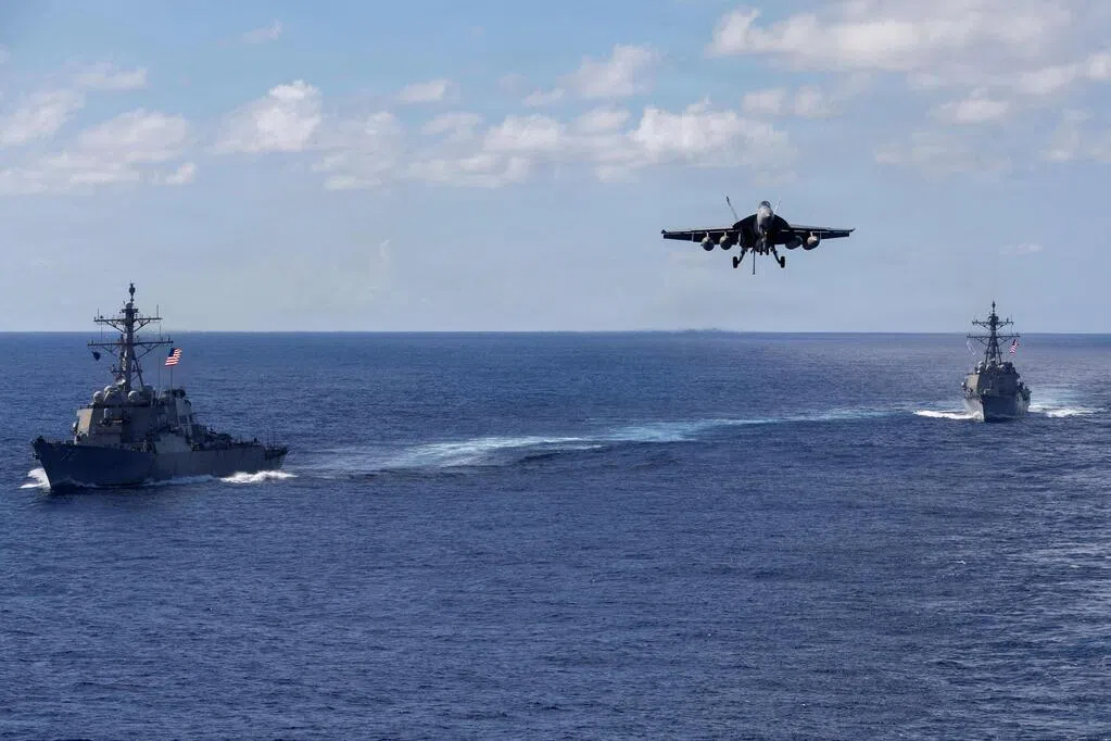 The largest U.S. aircraft carrier arrives in the Caribbean to intensify anti-drug operations.