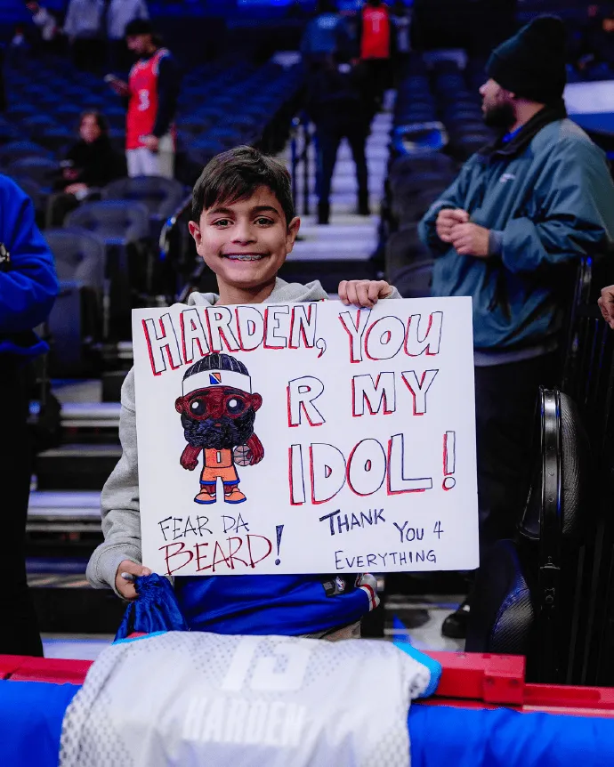 A young 76ers fan held up a sign in support of Harden at a home game.