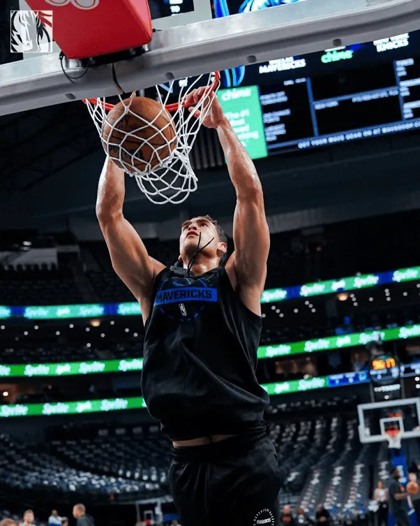 The Mavericks' official media outlet posted photos of the players practicing shooting before the game: pre-game preparations.