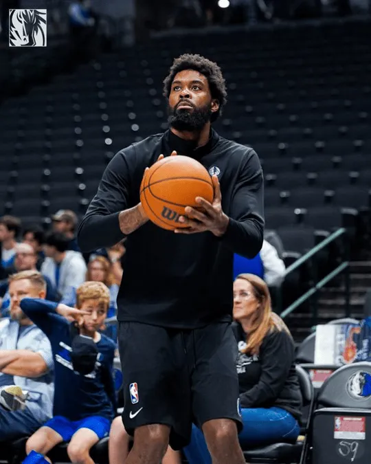 The Mavericks' official media outlet posted photos of the players practicing shooting before the game: pre-game preparations.