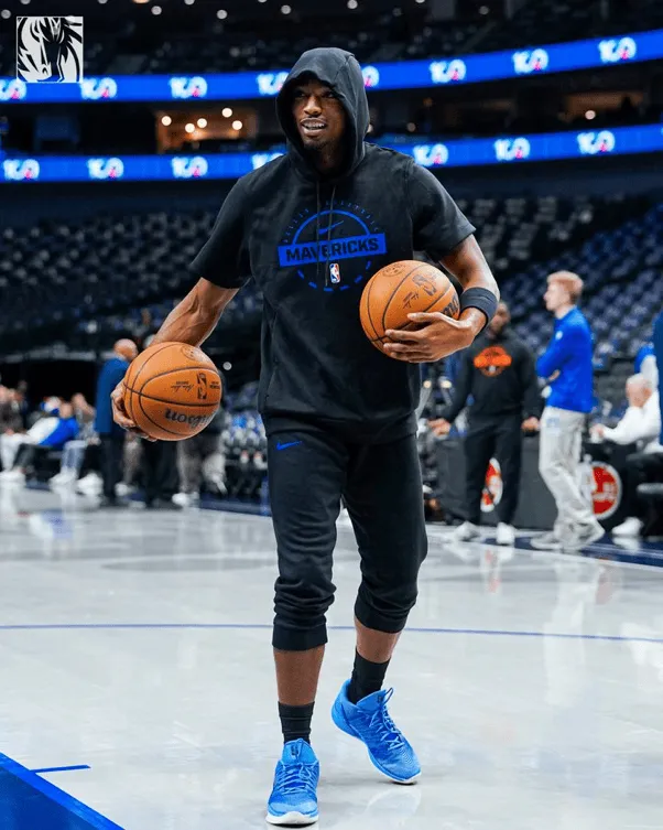 The Mavericks' official media outlet posted photos of the players practicing shooting before the game: pre-game preparations.