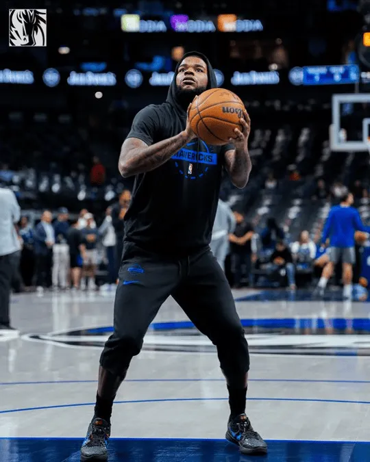 The Mavericks' official media outlet posted photos of the players practicing shooting before the game: pre-game preparations.