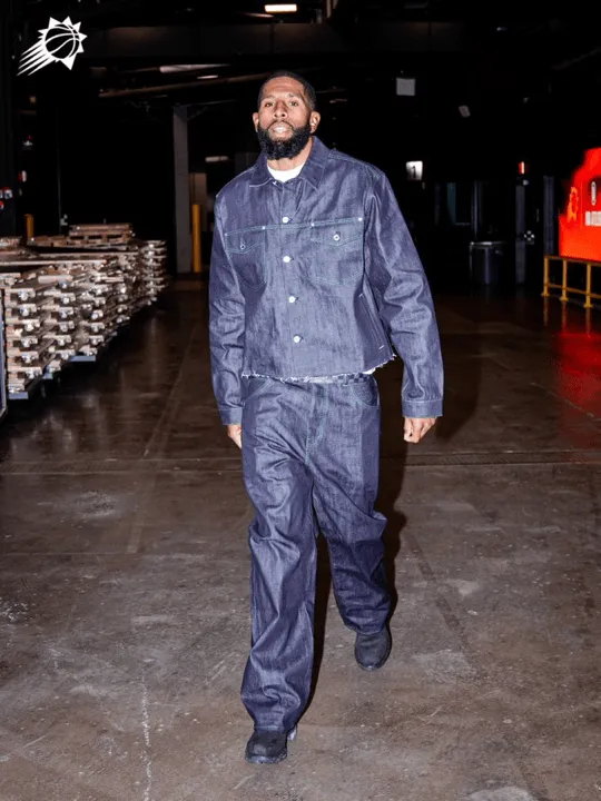 Suns' official media posted photos of the players' outfits upon entering the arena.