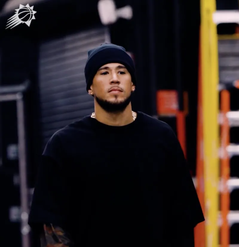 Suns' official media posted photos of the players' outfits upon entering the arena.