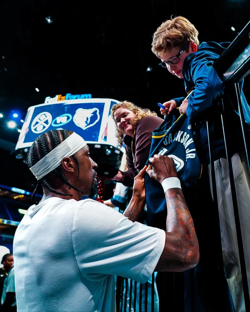Grizzlies players interacting with fans: photos and autographs