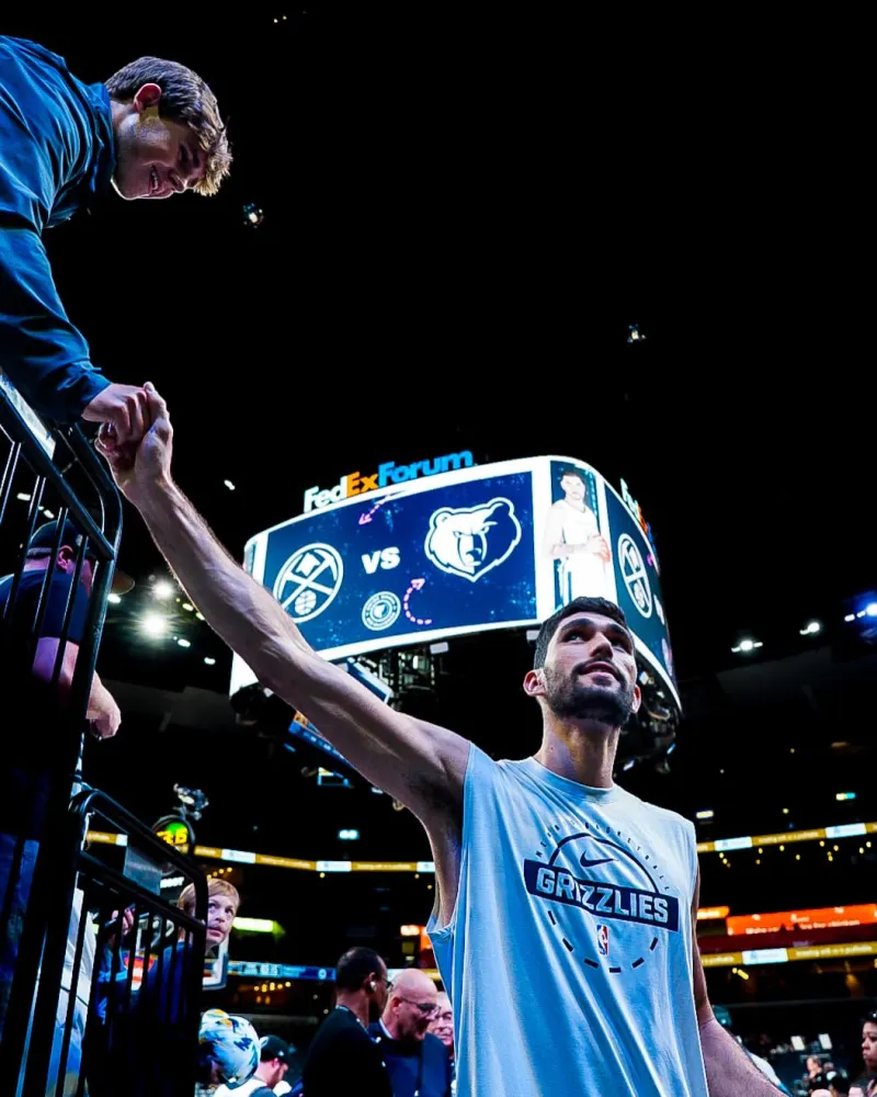 Grizzlies players interacting with fans: photos and autographs