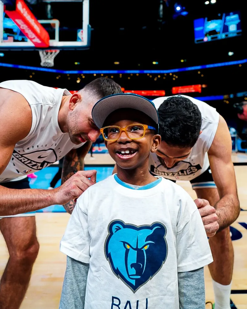 Grizzlies players interacting with fans: photos and autographs