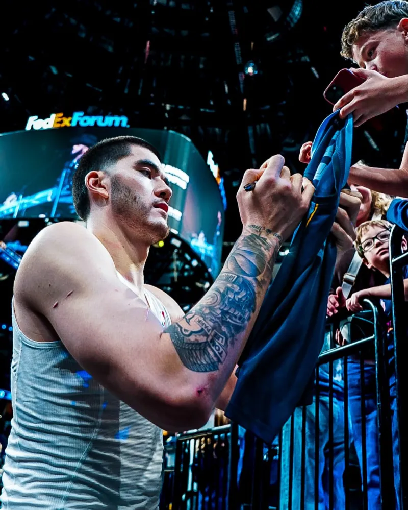 Grizzlies players interacting with fans: photos and autographs