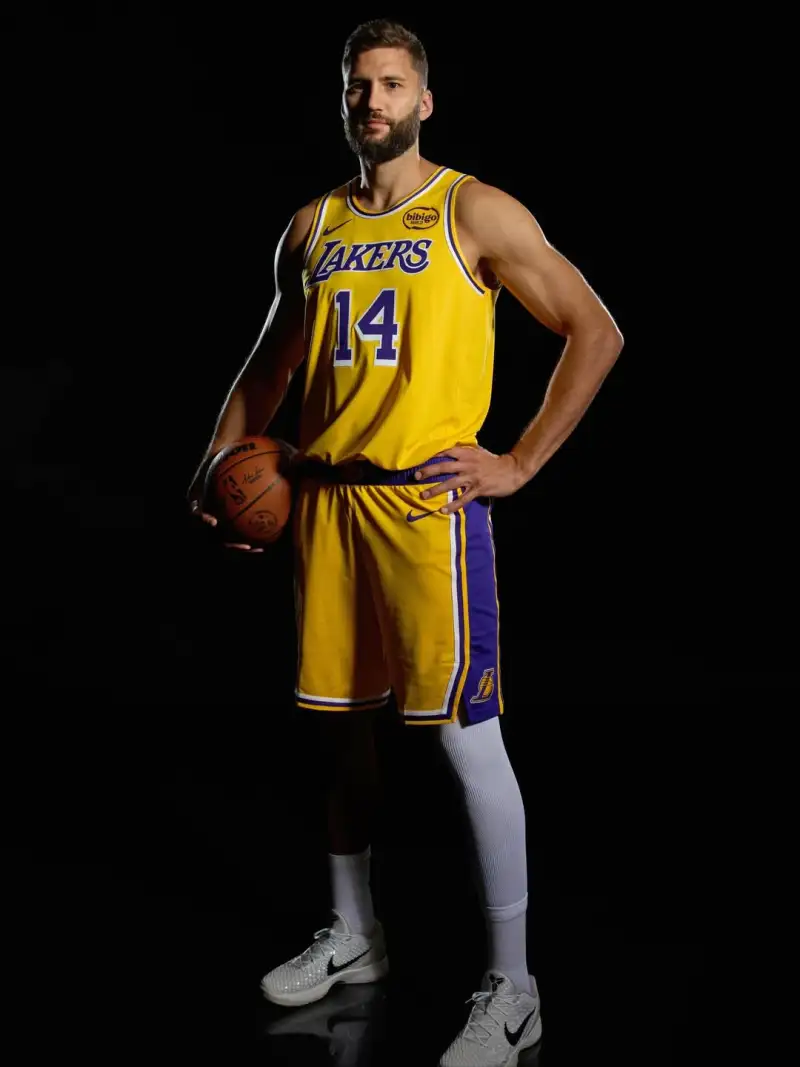 German striker! Kleber shares recent photos with fans on Instagram: a photo album from his ninth year.