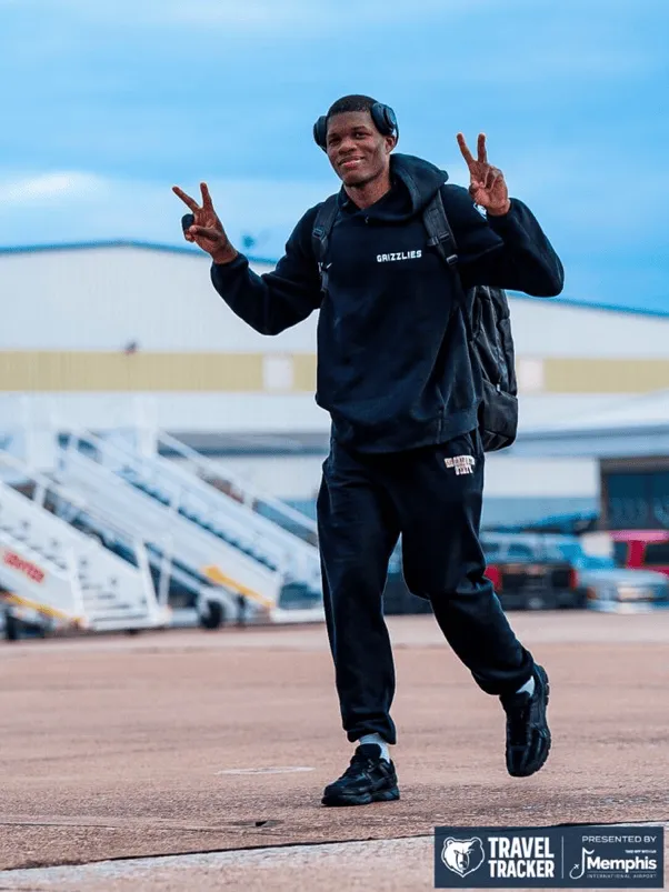 Grizzlies post photos of players' outfits for boarding the plane.