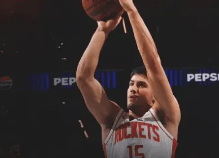 31 points, 9 rebounds, 5 assists vs. 14 points, 7 rebounds, 5 assists! Rockets media commentator: Shepard > Curry