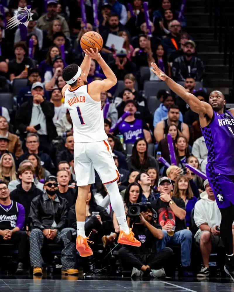 Sun posts photos of the game to celebrate the team's victory over the Kings.