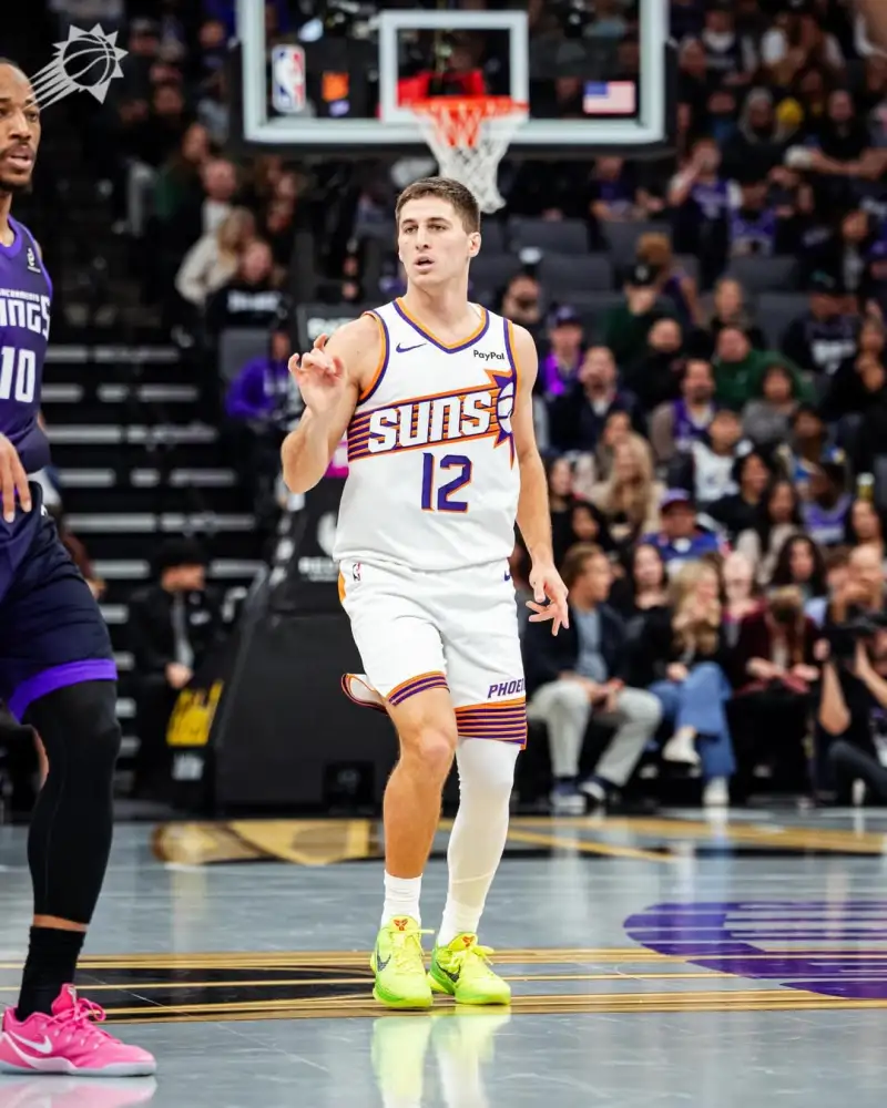 Sun posts photos of the game to celebrate the team's victory over the Kings.