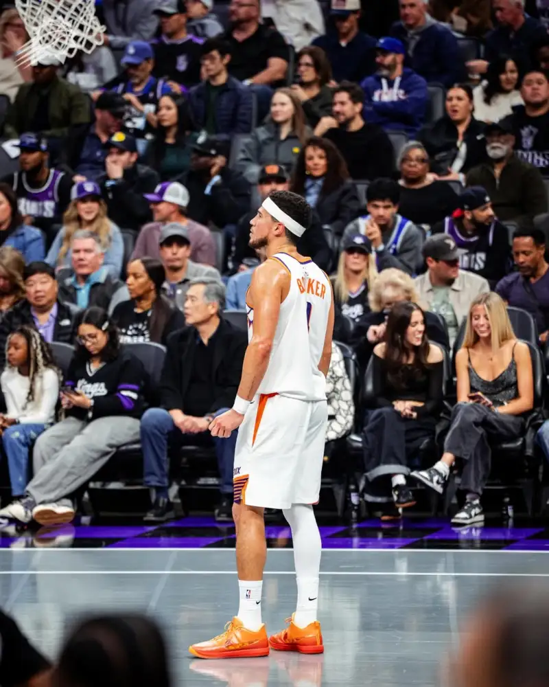 Sun posts photos of the game to celebrate the team's victory over the Kings.