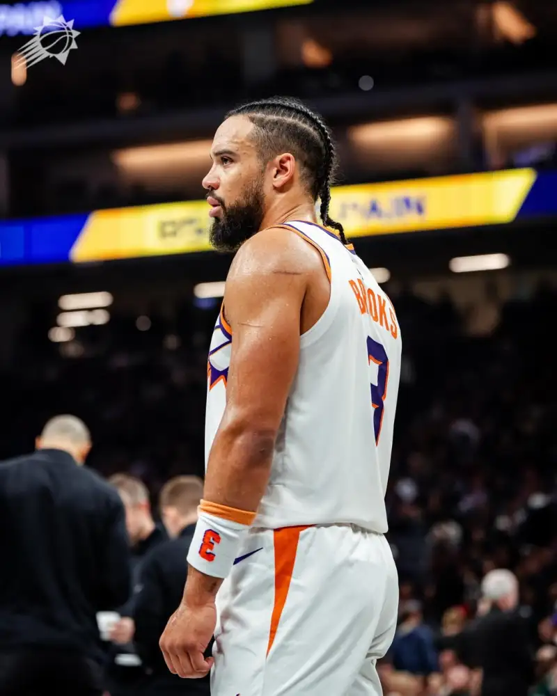 Sun posts photos of the game to celebrate the team's victory over the Kings.