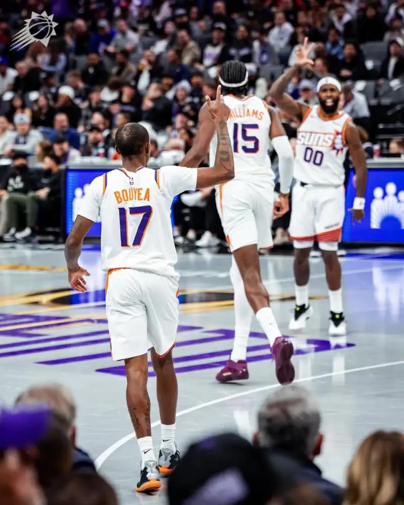 Sun posts photos of the game to celebrate the team's victory over the Kings.