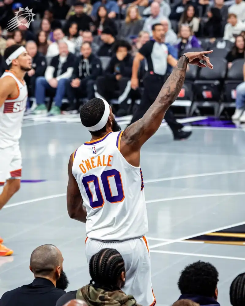 Sun posts photos of the game to celebrate the team's victory over the Kings.