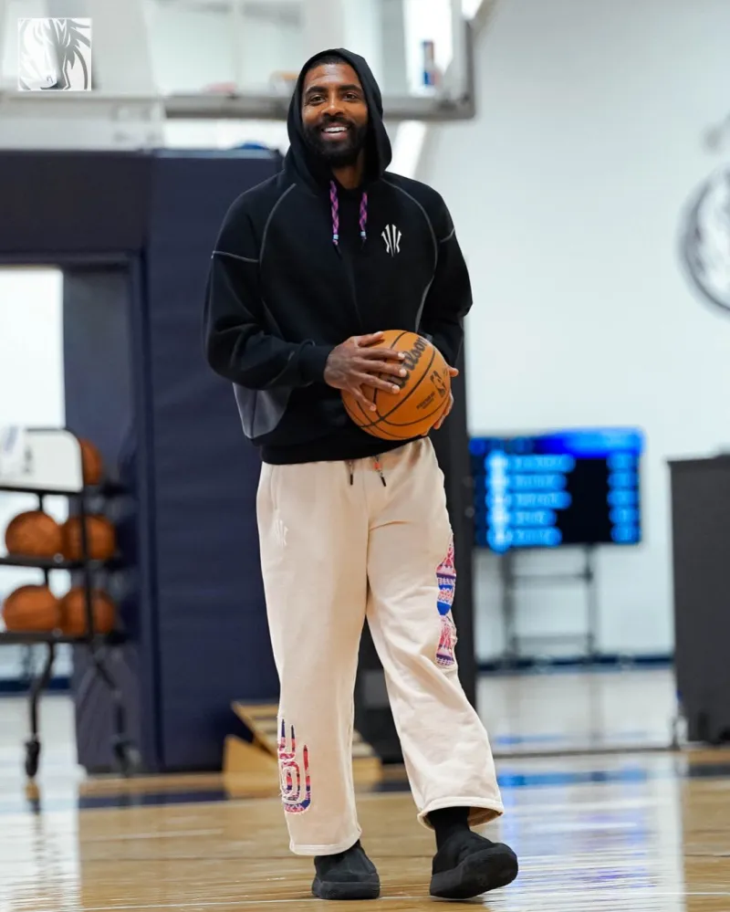 The Mavericks shared player training photos with fans, and they will face the Lakers tomorrow.