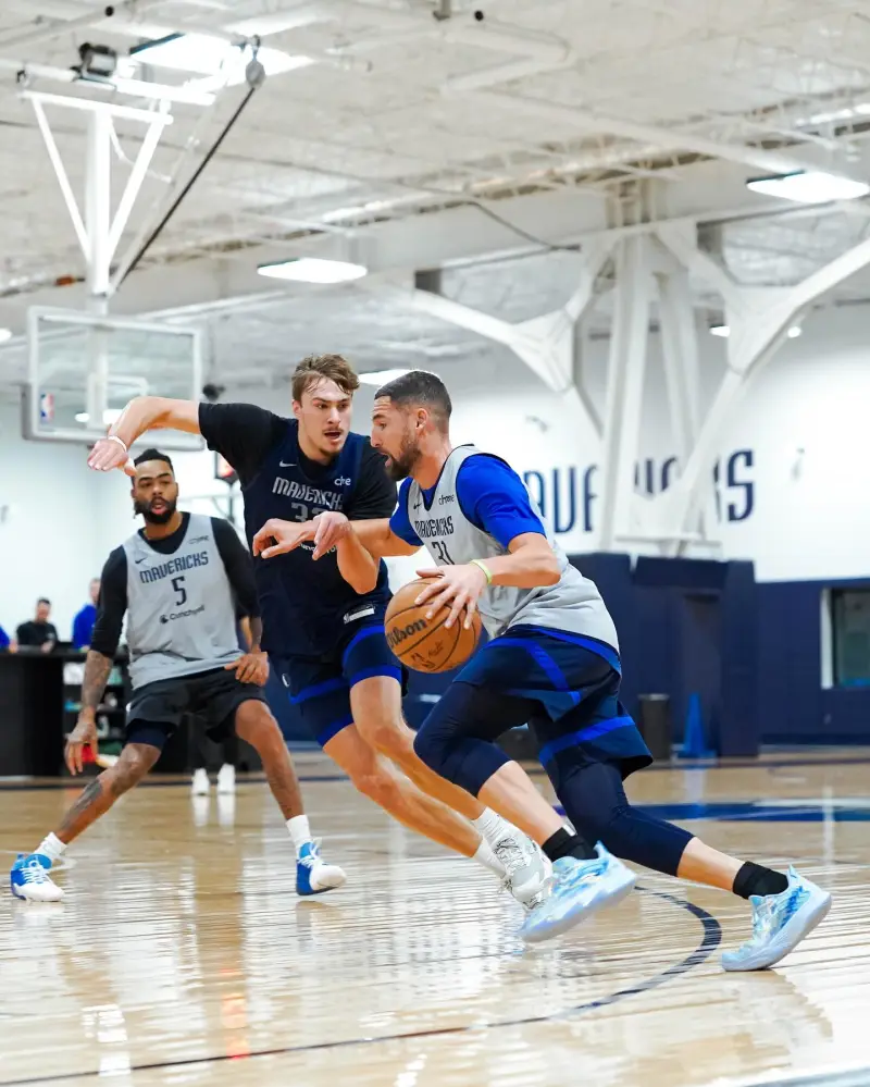The Mavericks shared player training photos with fans, and they will face the Lakers tomorrow.