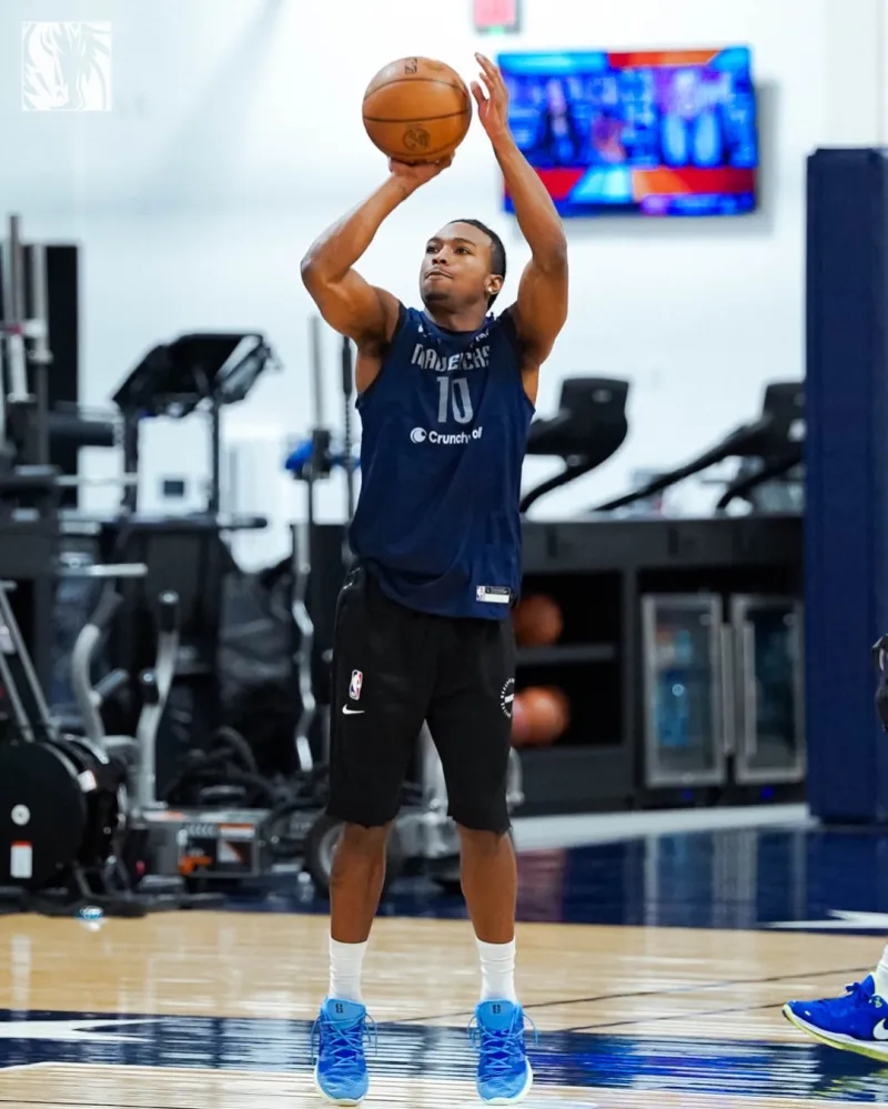 The Mavericks shared player training photos with fans, and they will face the Lakers tomorrow.