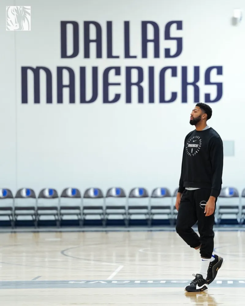 The Mavericks shared player training photos with fans, and they will face the Lakers tomorrow.