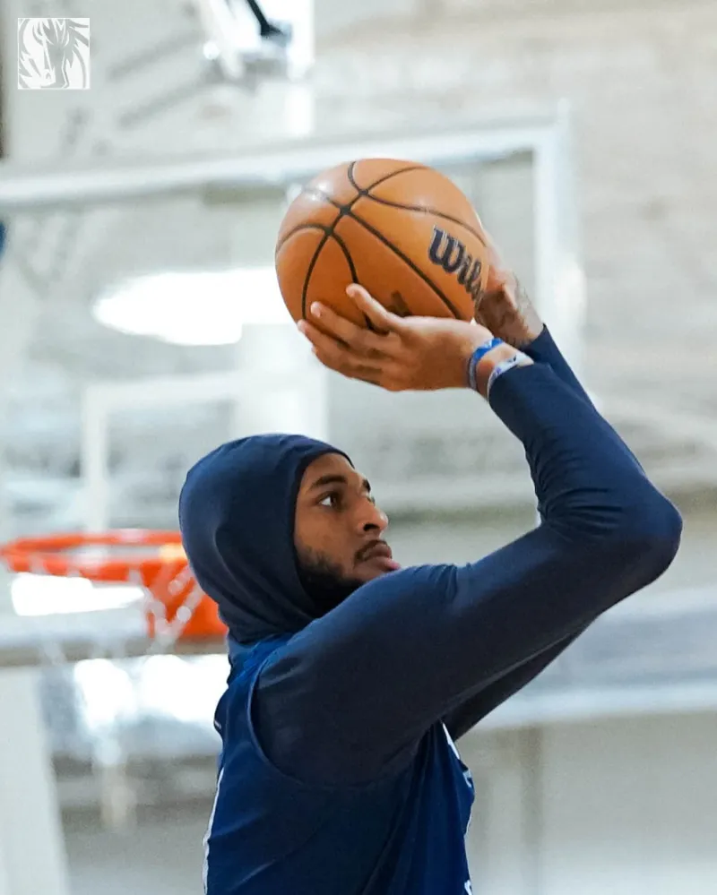 The Mavericks shared player training photos with fans, and they will face the Lakers tomorrow.