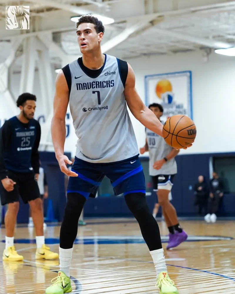 The Mavericks shared player training photos with fans, and they will face the Lakers tomorrow.