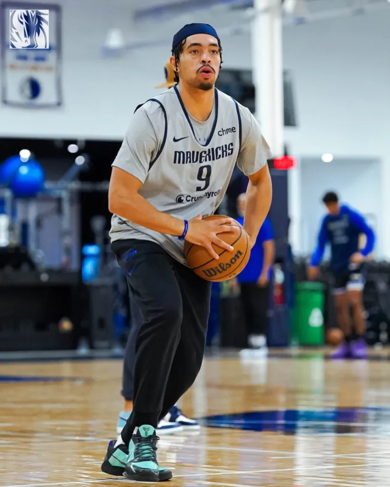 The Mavericks shared player training photos with fans, and they will face the Lakers tomorrow.