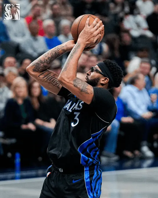 The Mavericks shared a photo of Anthony Davis on the court: He scored 29 points and grabbed 8 rebounds, and the Rockets simply couldn't stop Davis.