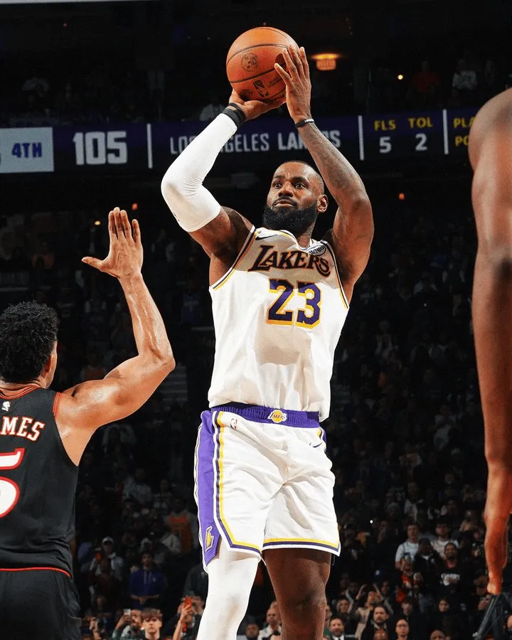 29 points, 7 rebounds, 6 assists! The NBA's official account posted a photo of LeBron James on the court: ???