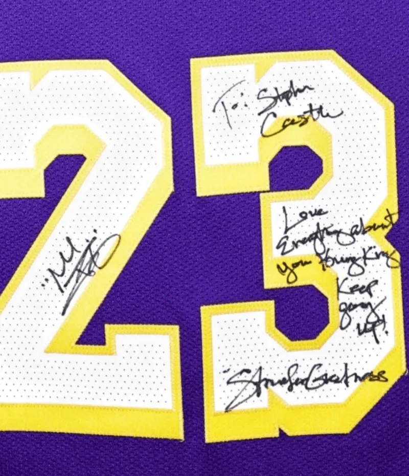 The NBA officially shared a group photo: Castle received a jersey signed by LeBron James after the game.