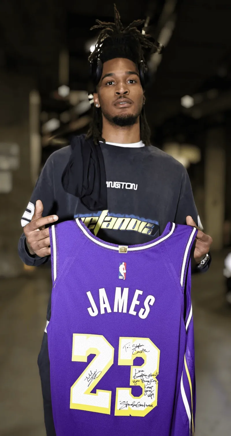 The NBA officially shared a group photo: Castle received a jersey signed by LeBron James after the game.