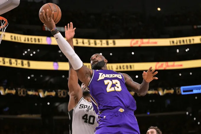 Anthony: If LeBron wanted to, he could still average 30+ points per game right now.