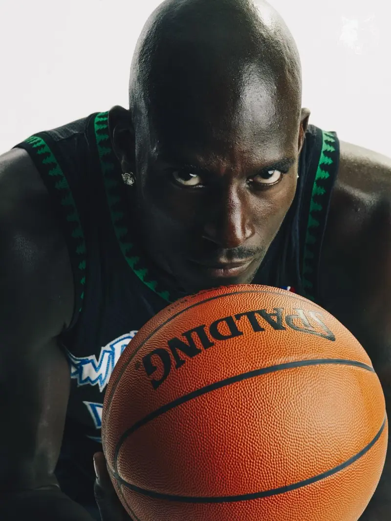 The great Wolf King! The Minnesota Timberwolves' official account shared an old photo of Kevin Garnett: Number 21 is back!