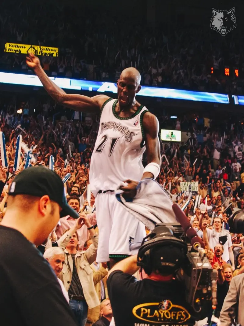 The great Wolf King! The Minnesota Timberwolves' official account shared an old photo of Kevin Garnett: Number 21 is back!